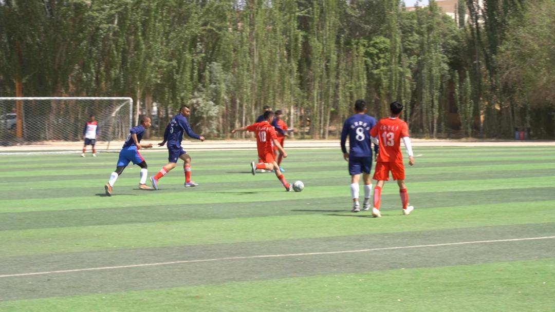 足球比赛场面激荡不已,球员们争分夺秒