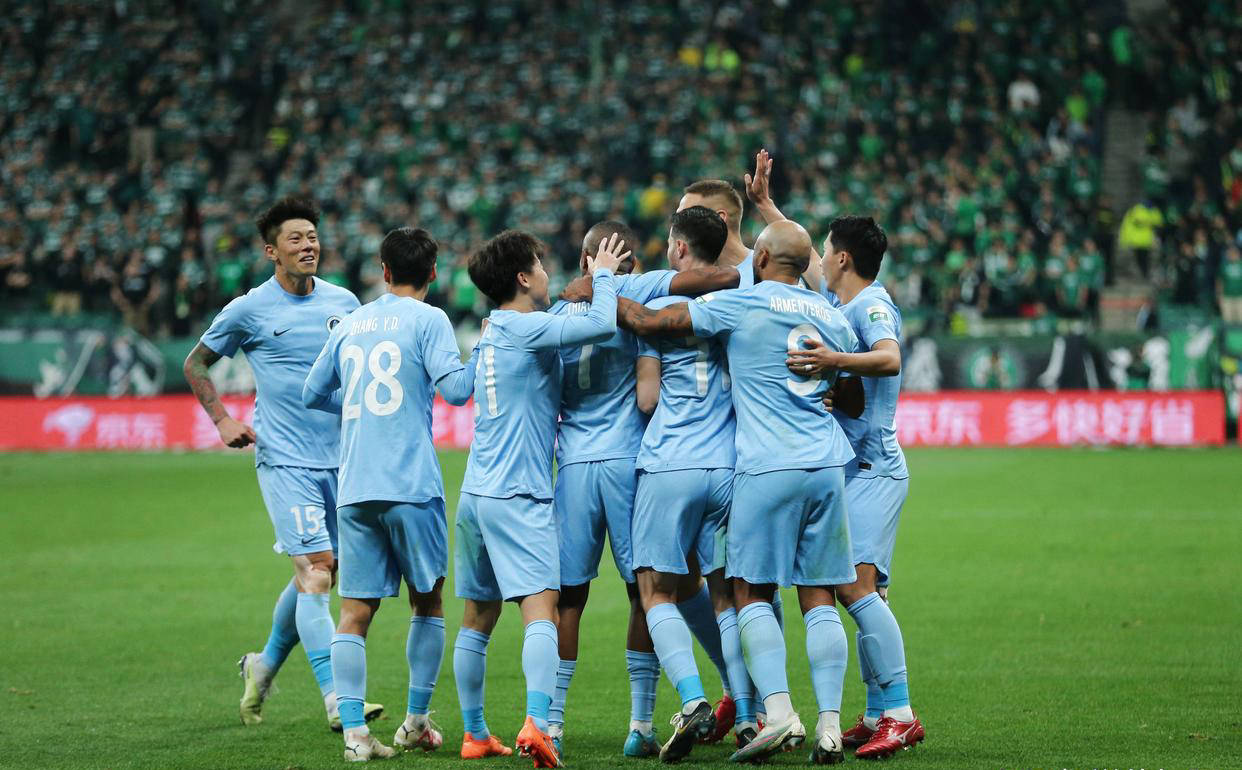 足球联赛激烈战火:女足选手势不可挡夺冠