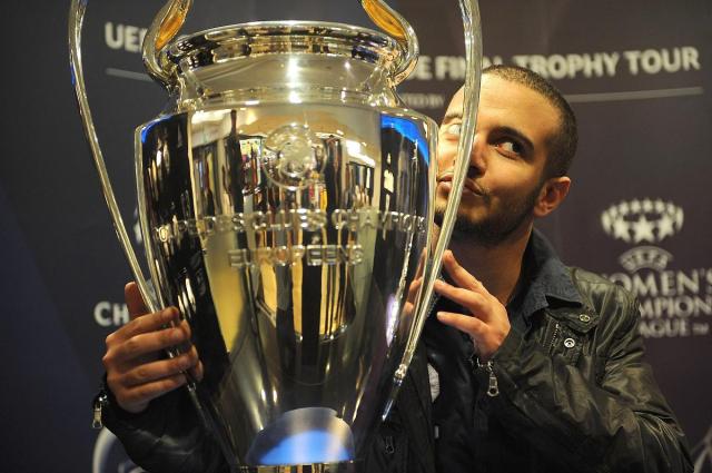 瓦伦西亚门将神勇逆转取胜球队信心倍增