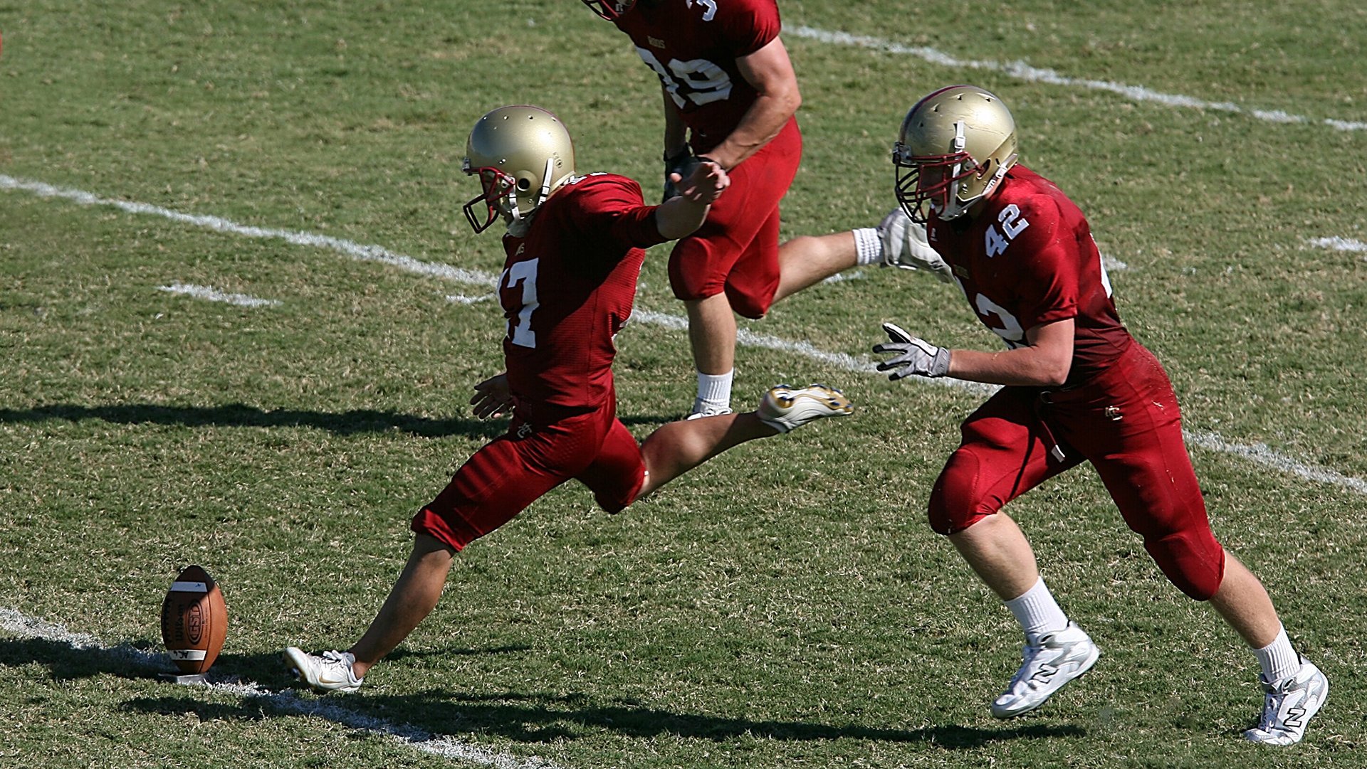 莱万多夫斯基焦点对战,库里与60激战利物浦分钟,夺冠胜负难料!比赛高潮迭起